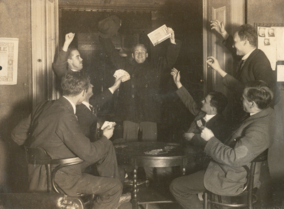 222695 Afbeelding van een groep kaartspelende praktikanten van de Verloskundige Polikliniek (Justus van Effenstraat 38) ...